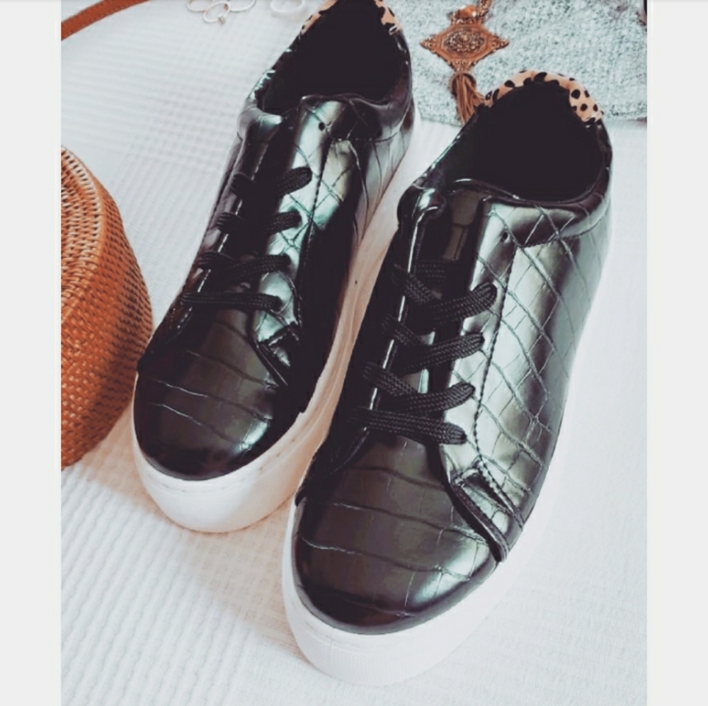 🚨Leopard Sneaker collection// black lace up - Picture 2 of 8